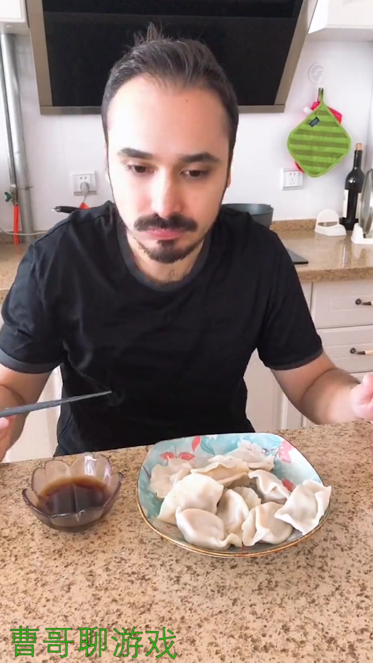 中国各地吃饺子的习惯,老外演绎的太真实了,太厉害了!