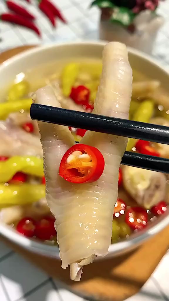 简单泡鸡爪,自己在家做起来,好吃又解馋
