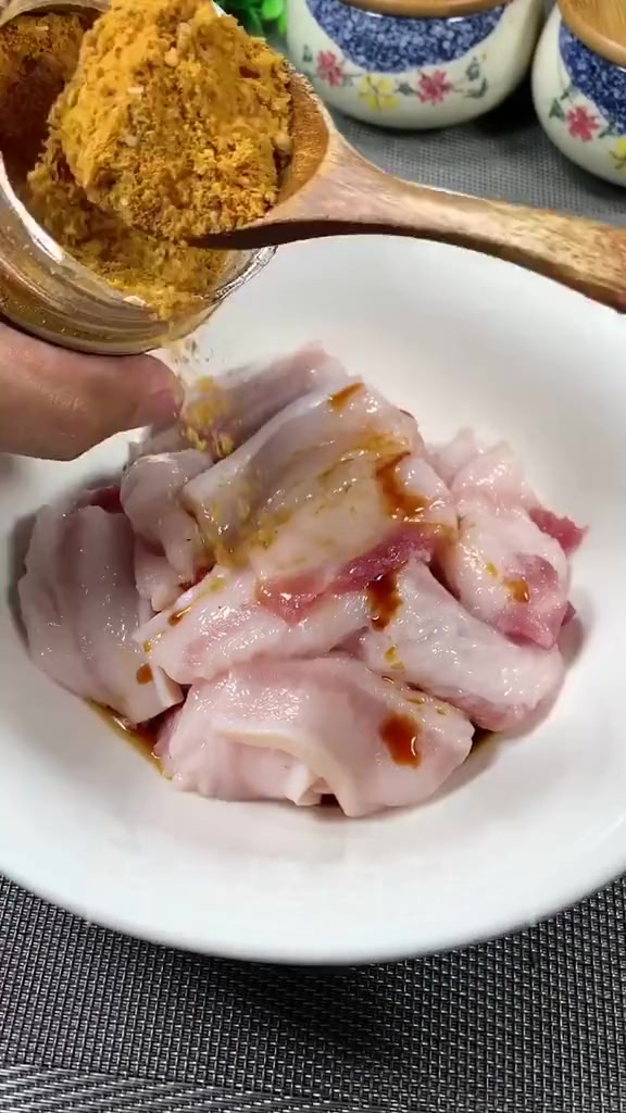 上次吃了个烤五花肉,今天把做法分享给大家,别说,还挺好吃的