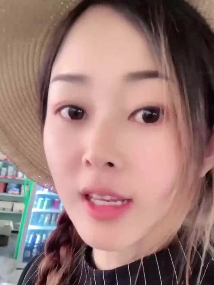 中国姑娘在缅甸吃方便面,说出的话太不讨喜,你们觉得呢?