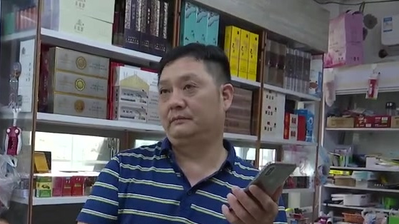 【面包没过期就发霉了 店里的东西没标价】前几天,沈女士在一家小超市买了一个面包,她说当晚拿