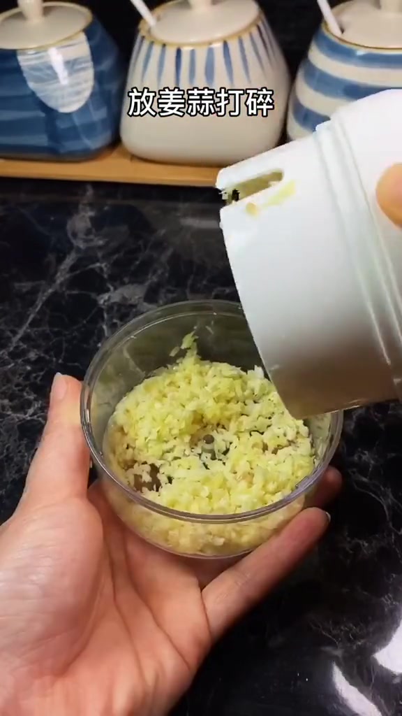 自制香辣牛肉酱,堪比老干妈麻辣鲜香入味,拌菜炒菜直接吃都很香