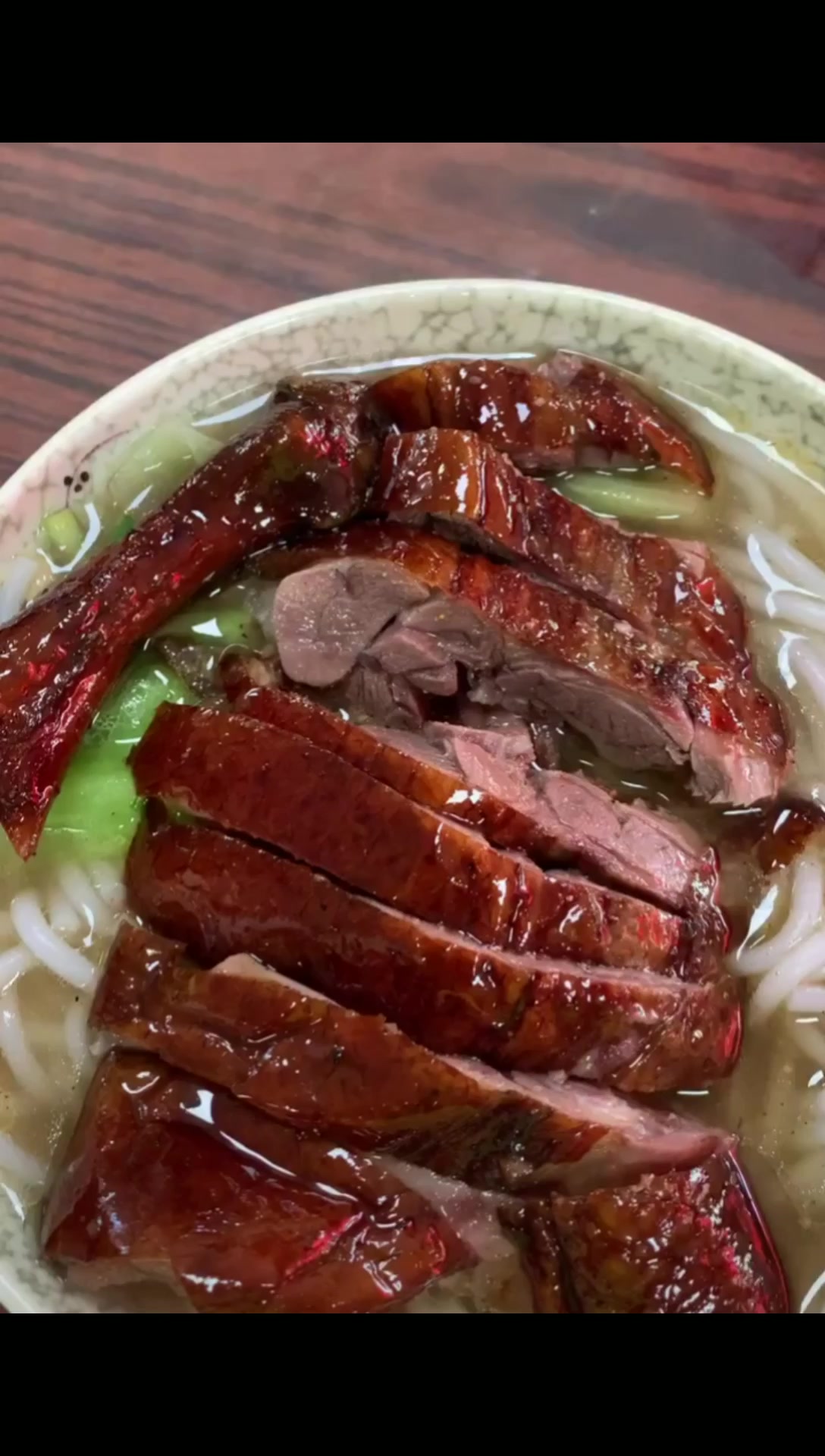 一碗汤粉,配上一只烧鹅腿,真是太美味了,烧鹅表皮酥脆,太香了