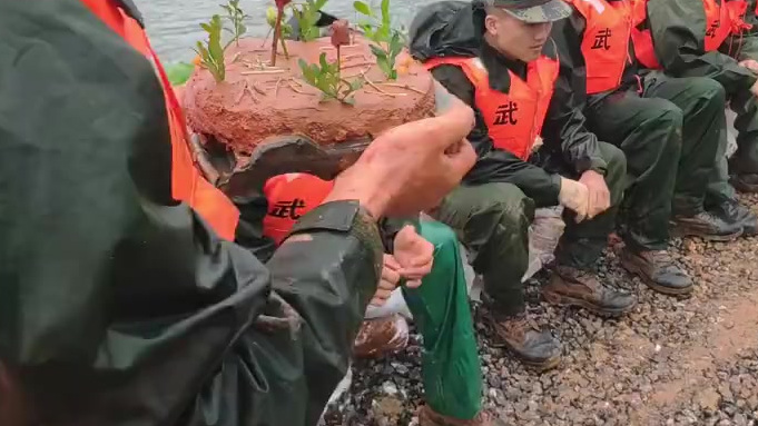 【辛苦了!一线抗洪战士做泥巴小草蛋糕庆生】近日,武警安徽总队池州支队上等兵陈浩,在抗洪一线