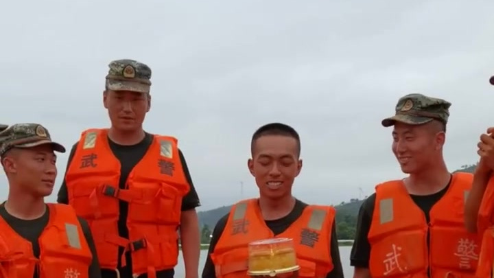 【收到蛋糕表情亮了!22岁战士在大堤过生日】武警安徽总队安庆支队战士王玉柱在抗洪一线迎来了