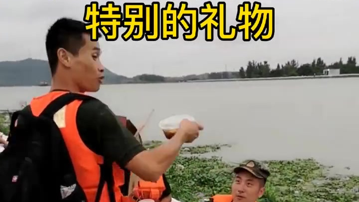 【生日快乐!抗洪战士收到生日蛋糕表情亮了】抗洪一线,武警安徽总队安庆支队战士王玉柱,迎来了