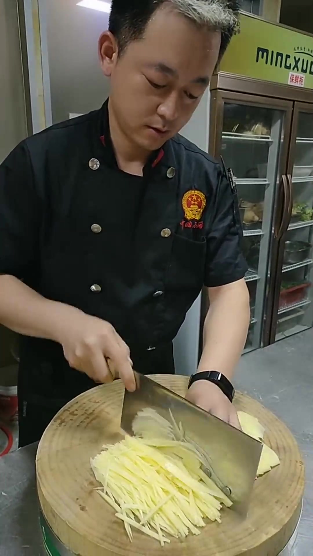 食堂土豆丝快速切法感谢支持手艺人看我大厨切菜手法