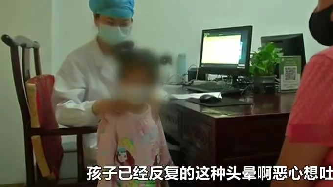 【5岁小女孩沉迷iPad患颈椎病 病重时无法正常行走】5岁的武汉女童雯雯最近常出现头晕、恶