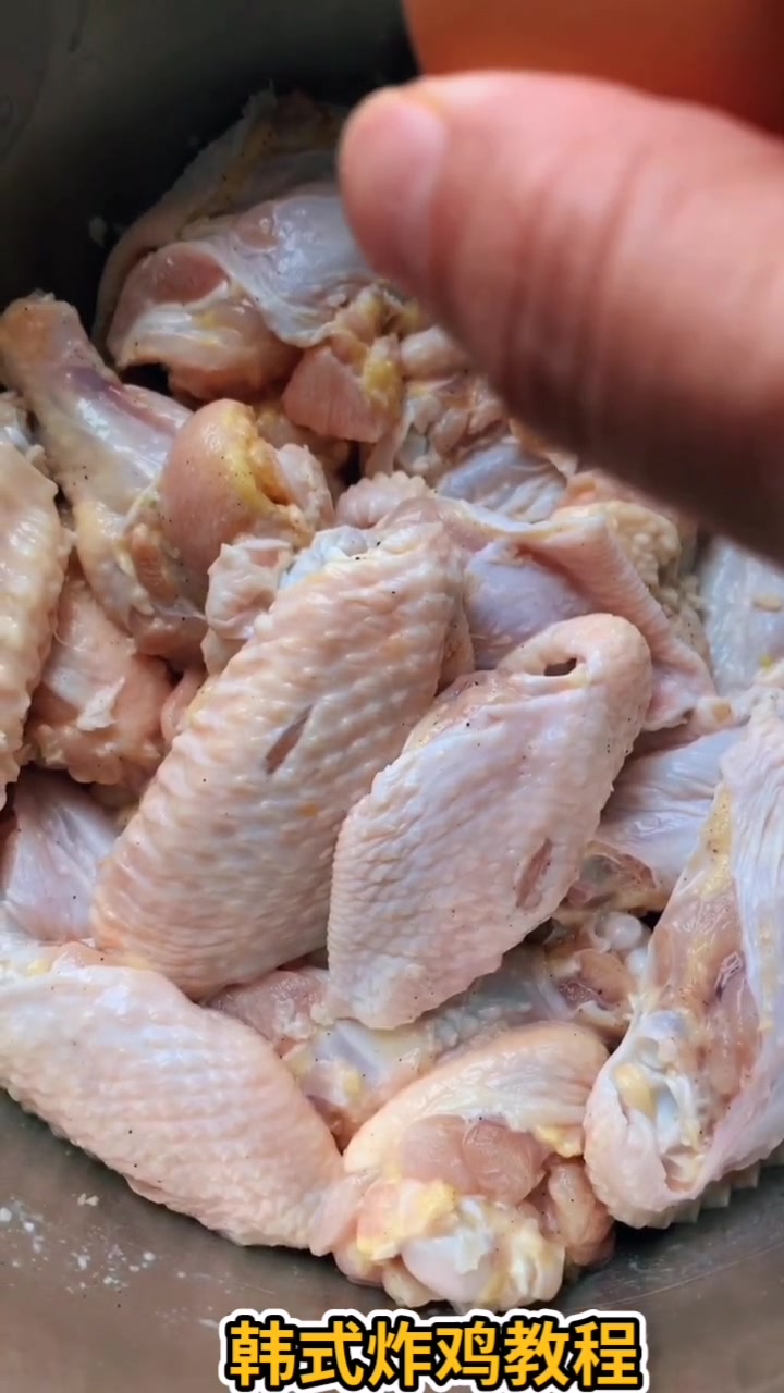 韩式炸鸡这样做外酥里嫩,再加点黑芝麻和蜂蜜芥末就更美味了