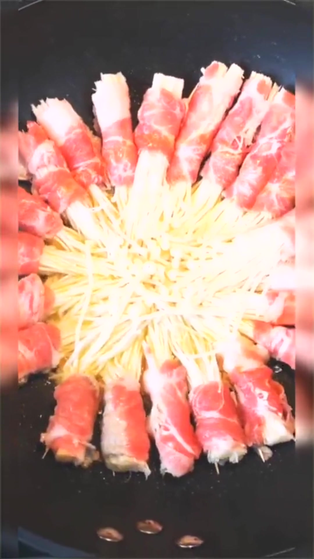 五花肉包金针菇拿去做烧烤,外焦里嫩味道不是一般的香!