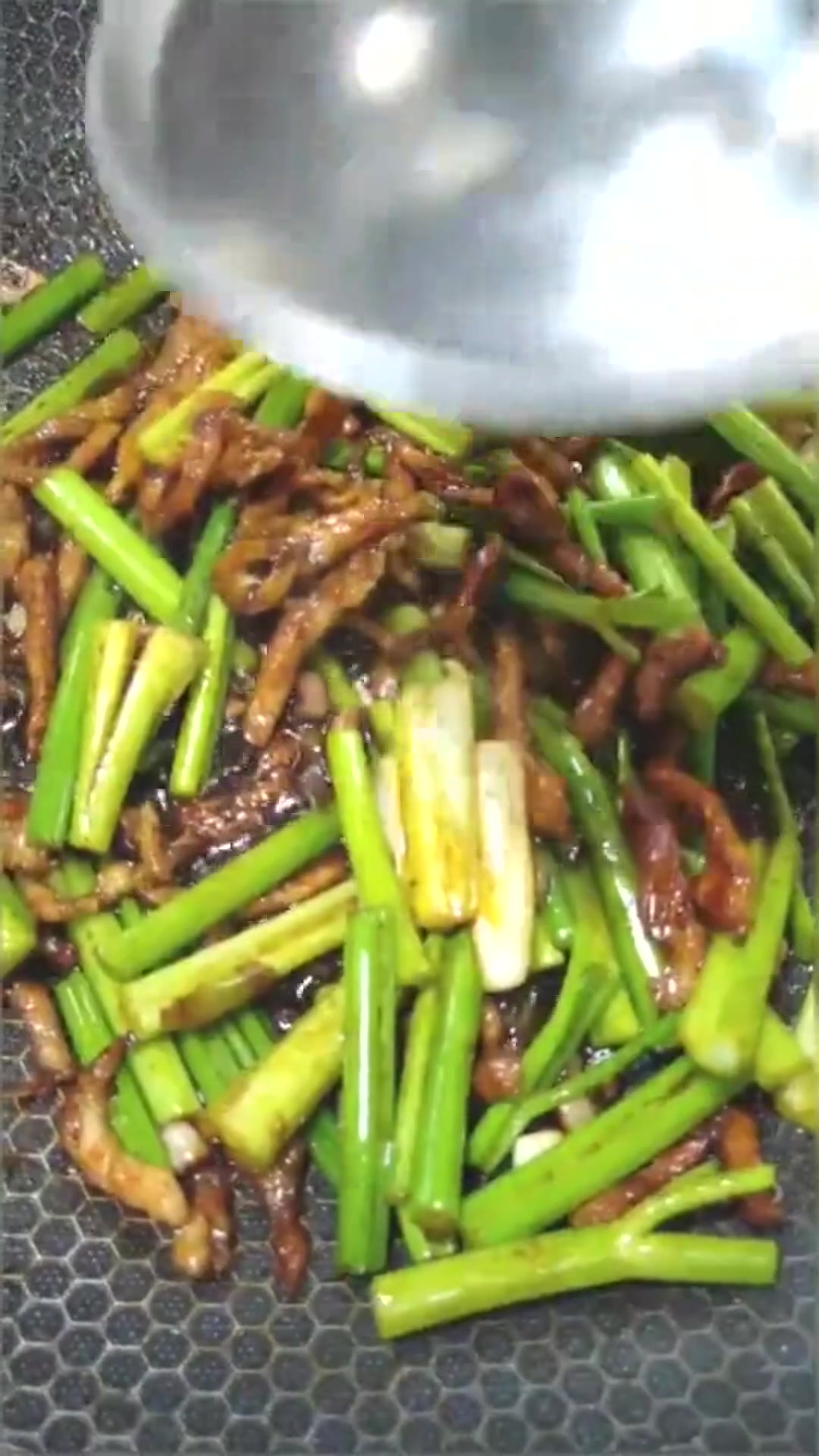 五花肉炒芹菜粉皮做法,抓住老公的胃,嘎嘎香!