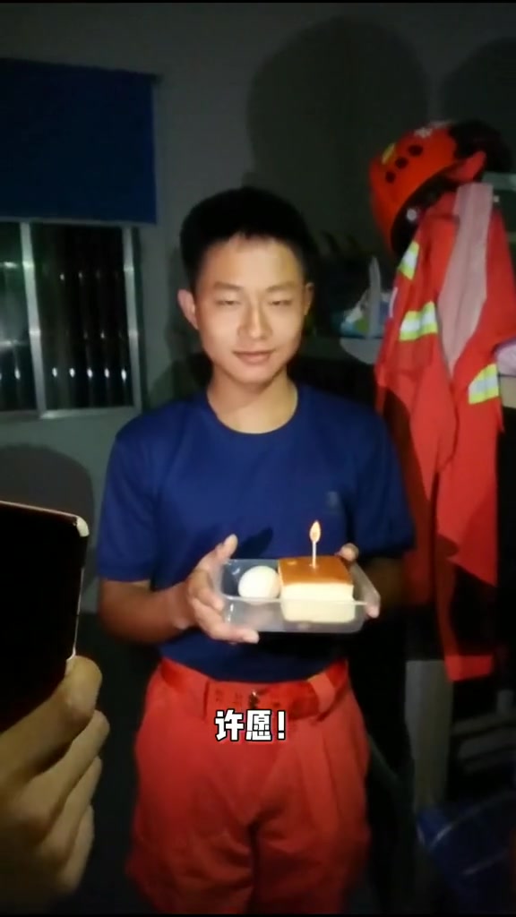 十九岁的生日,队友们一起精心准备了“蛋”“糕”!