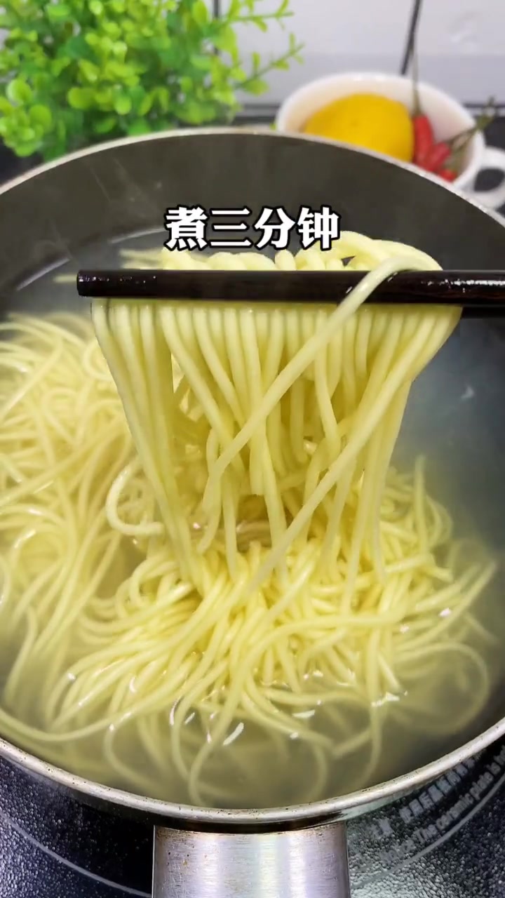 超级入味的无骨鸡爪,配上麻辣诱惑的串串拉面,好吃到停不下来