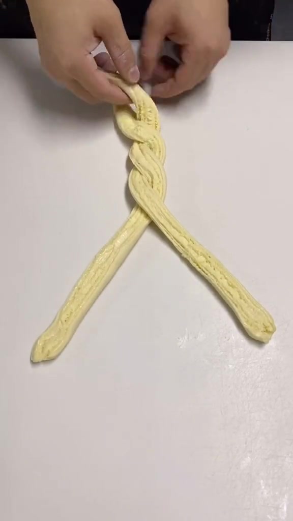 今天我们来制作一款椰蓉皇冠面包,蓬松宣软,好看又好吃!