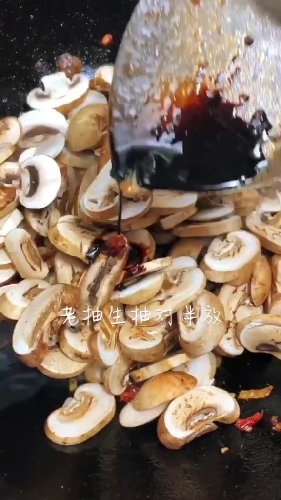 简单美食蘑菇肉拌面,有没有想来碗的
