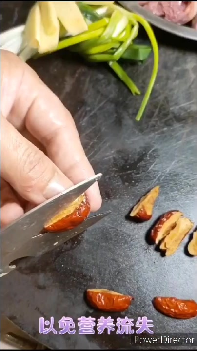山药炖老鸽,滋补又养颜美容,特别适合全家喝