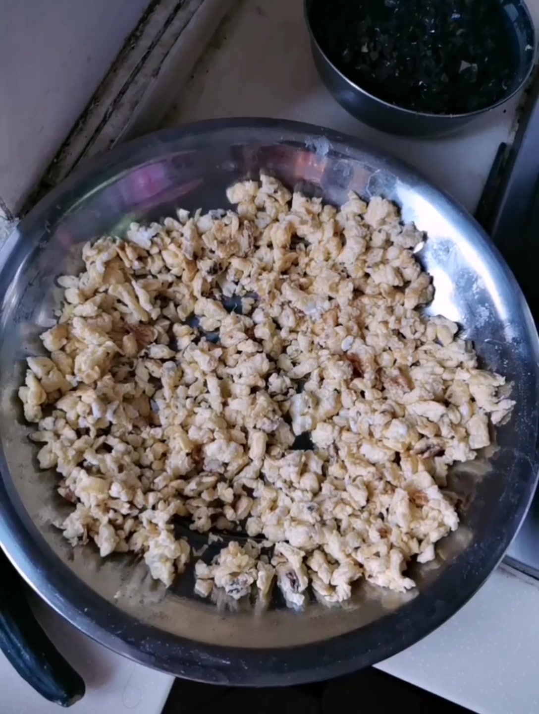 吃饺子别光吃猪肉青菜的了,香菇鸡蛋木耳素馅更好吃,女儿吃一盘