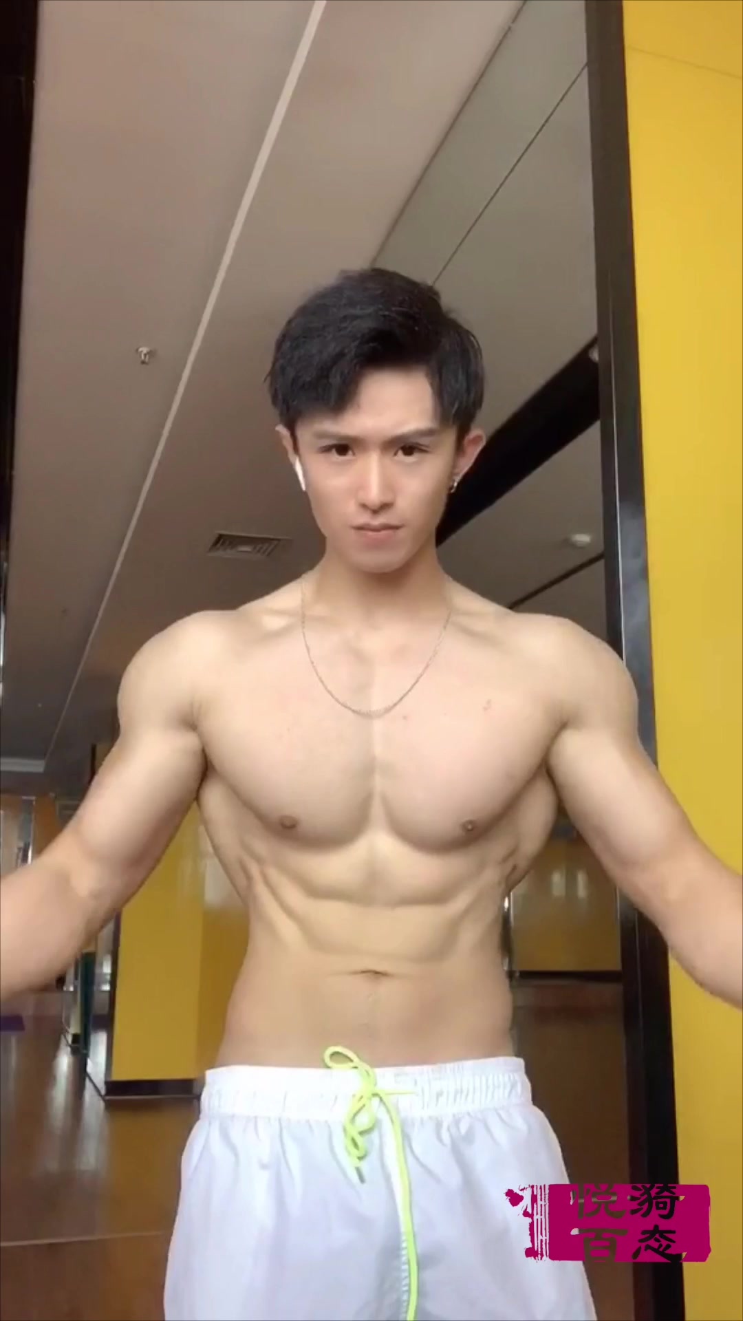 好帅气的肌肉型男,胸肌大块,腹肌和鲨鱼肌如刀刻,麒麟臂也壮