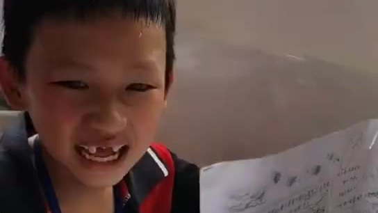 【笑到飞起!男孩得知考99分笑成表情包】近日,湖南衡阳,一段小男孩得知考了99分后仰天大笑