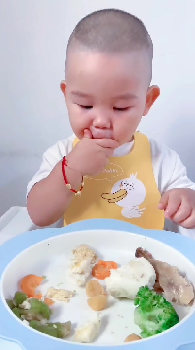 宝宝吃西兰花,姑娘果,丝瓜炒蛋,胡萝卜,鸡腿,卡通包子,真好