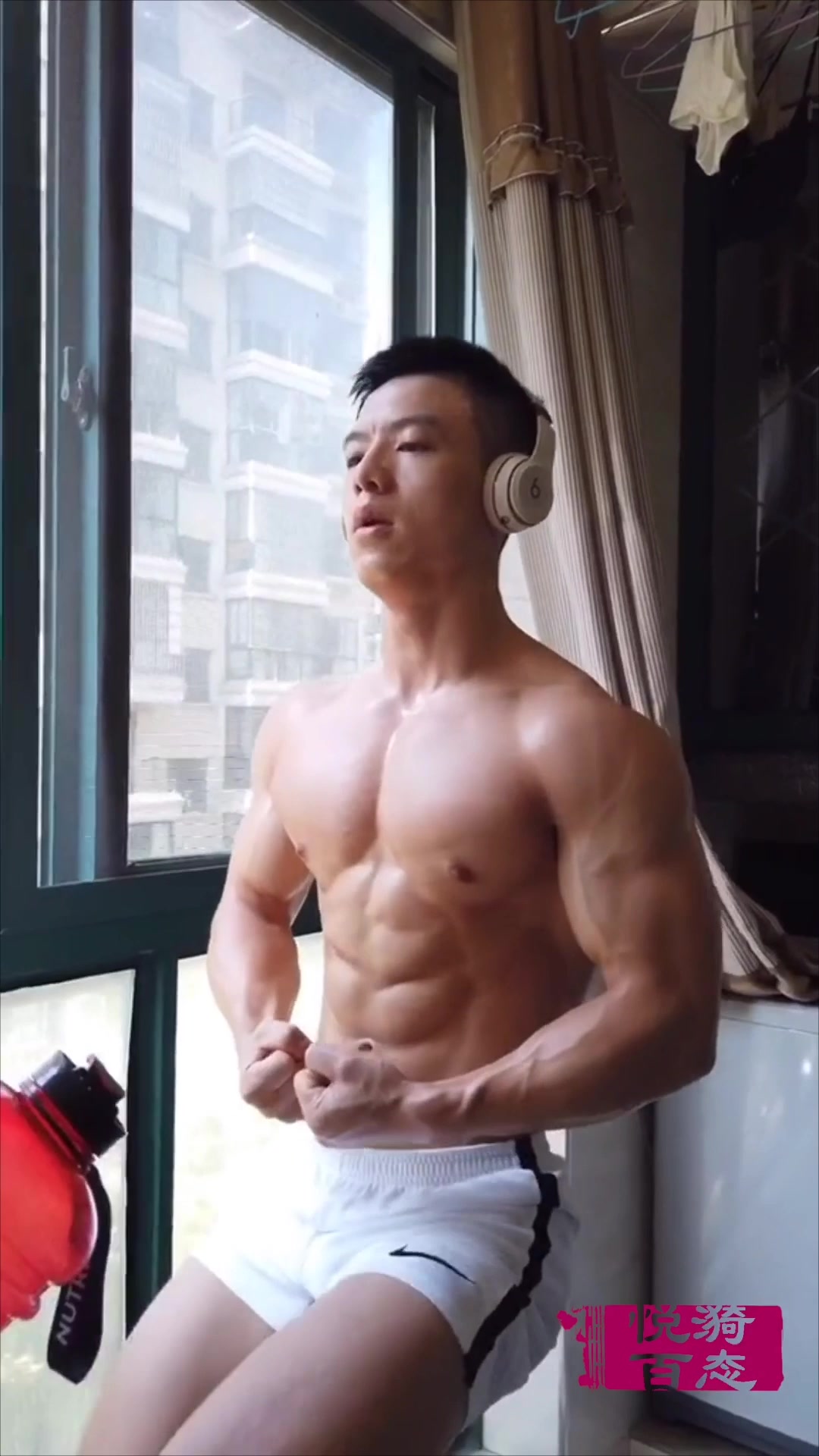 肌肉帅哥在家踩动感单车,自己摸着质感的腹肌,胸肌和臂肌也好棒