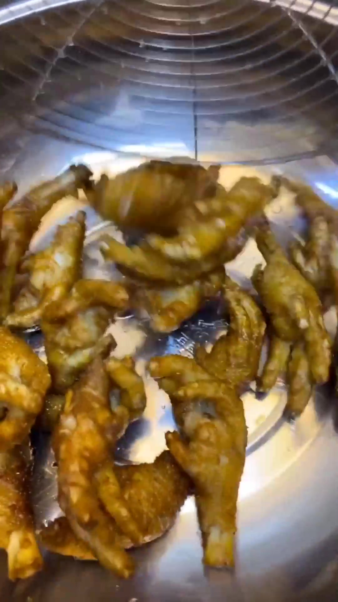 虎皮鸡爪炸的时候一定要注意安全下锅的时候油会炸起来
