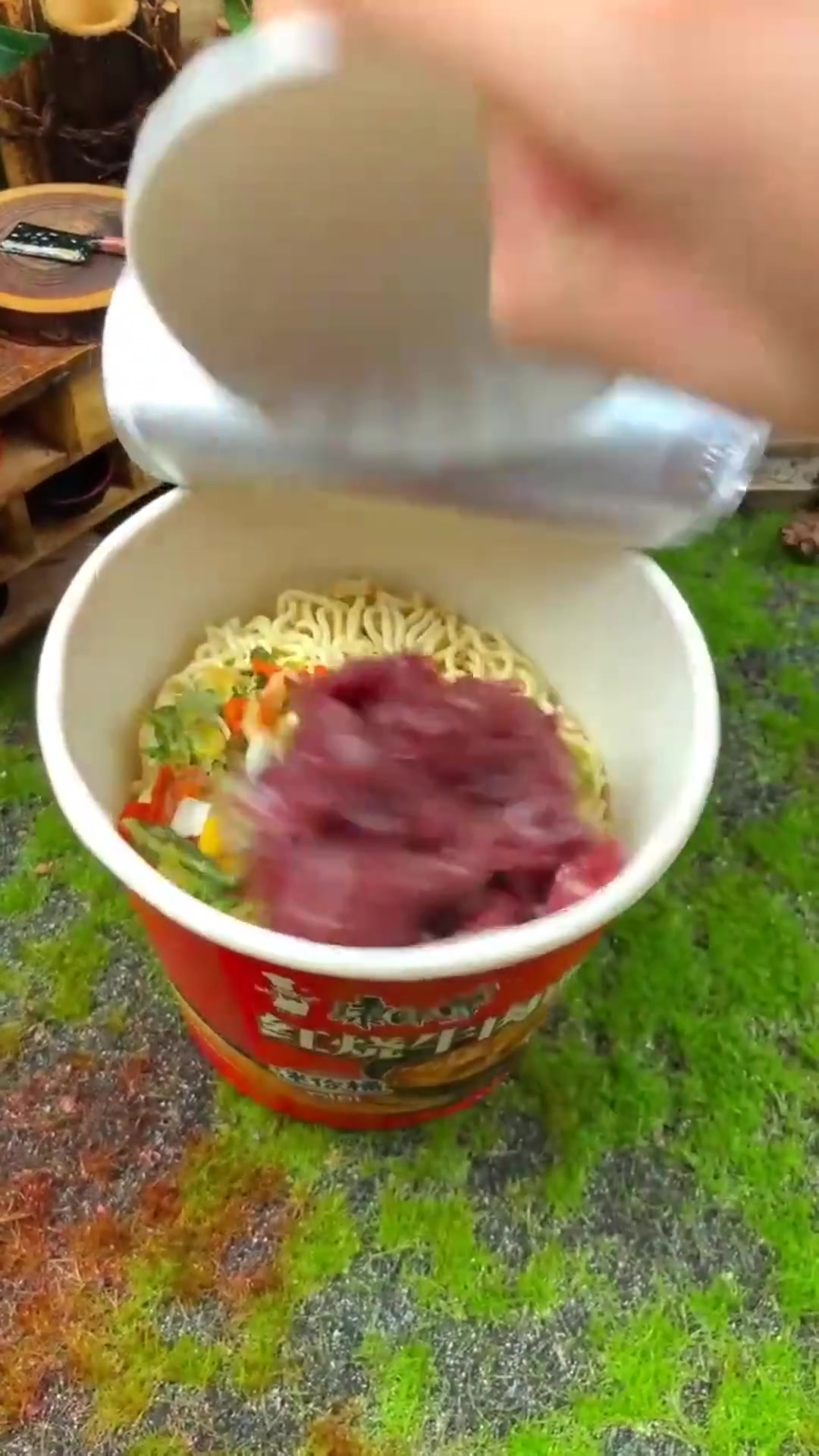 这才是真正的牛肉面,一壶开水浇下去,我的口水都快流出来了