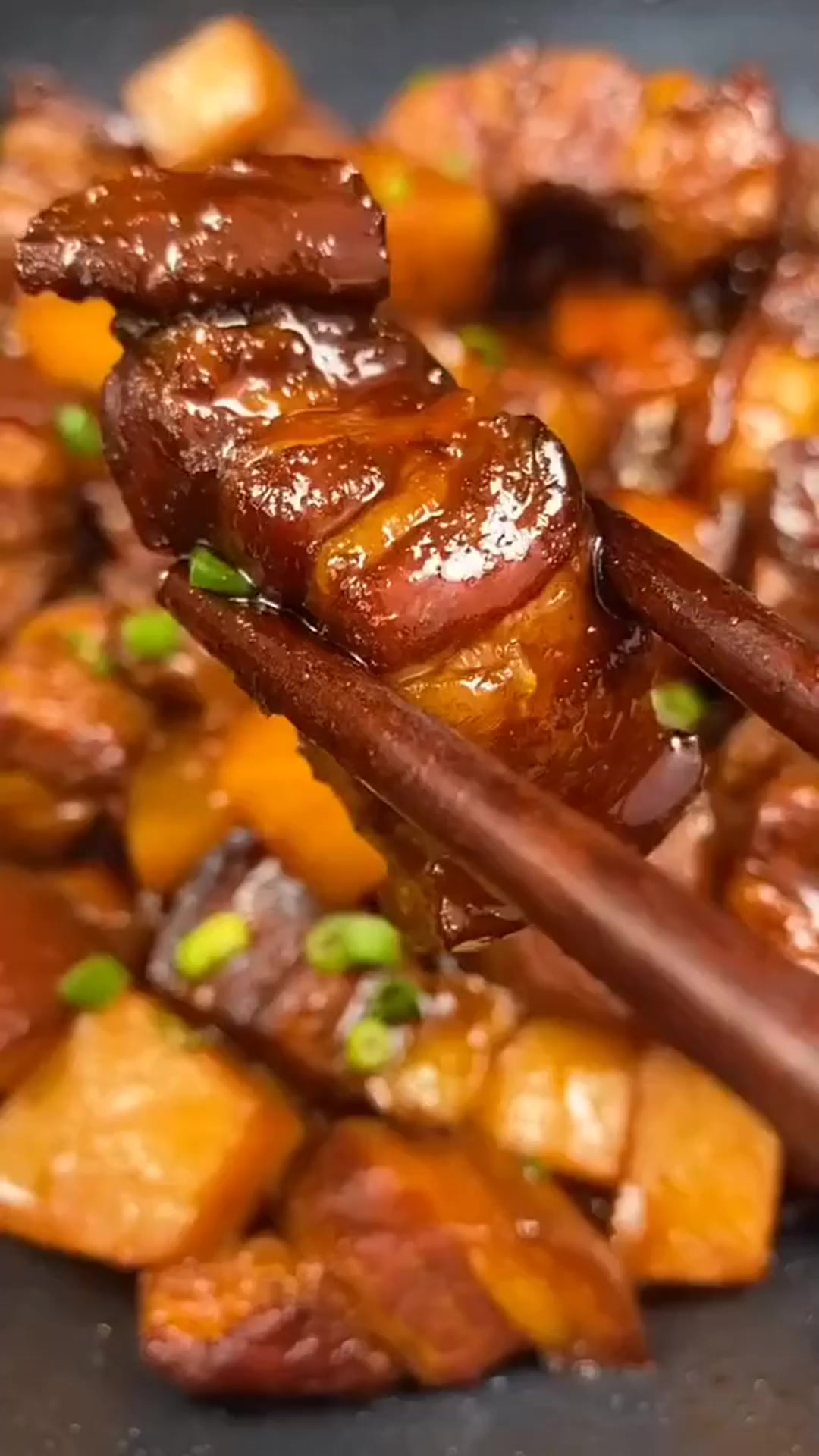 今天教大家这样做红烧肉,加入了土豆块,一点都不腻