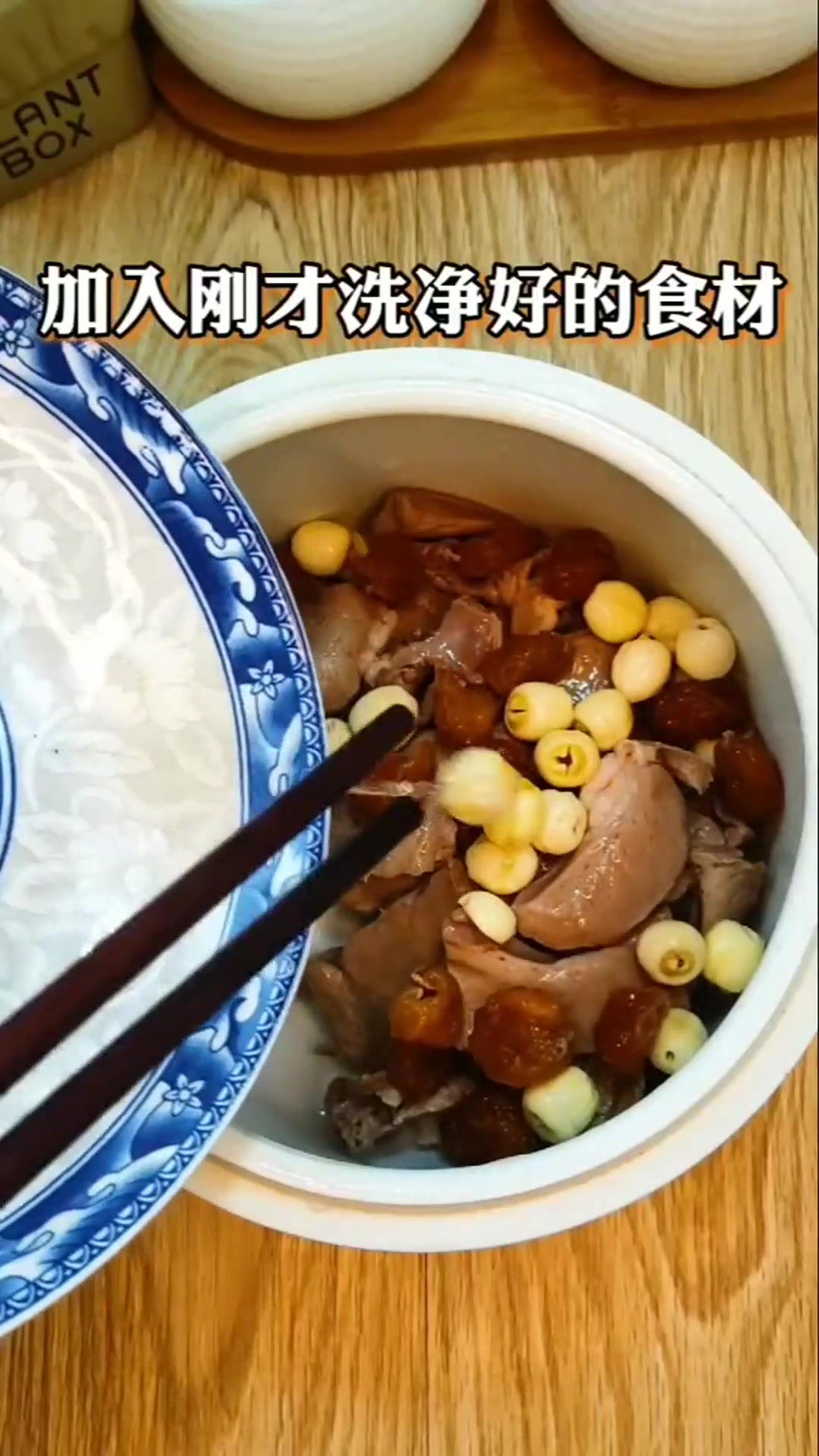 为你煲汤经常性失眠失眠多梦可以试试煲莲子桂圆炖猪心失眠