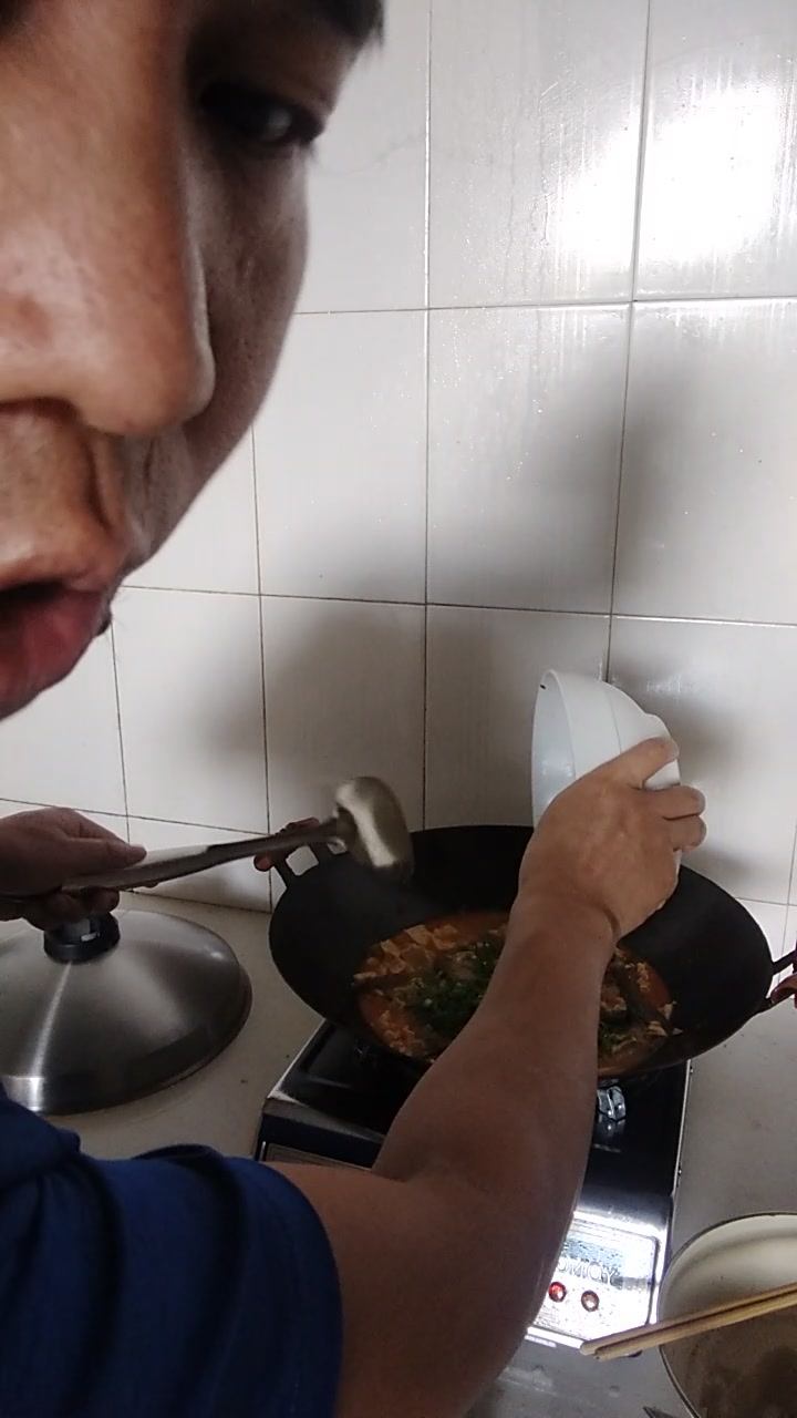 正是沙鳅鱼肥美时,今天做沙鳅鱼炖豆腐正踪美味佳肴