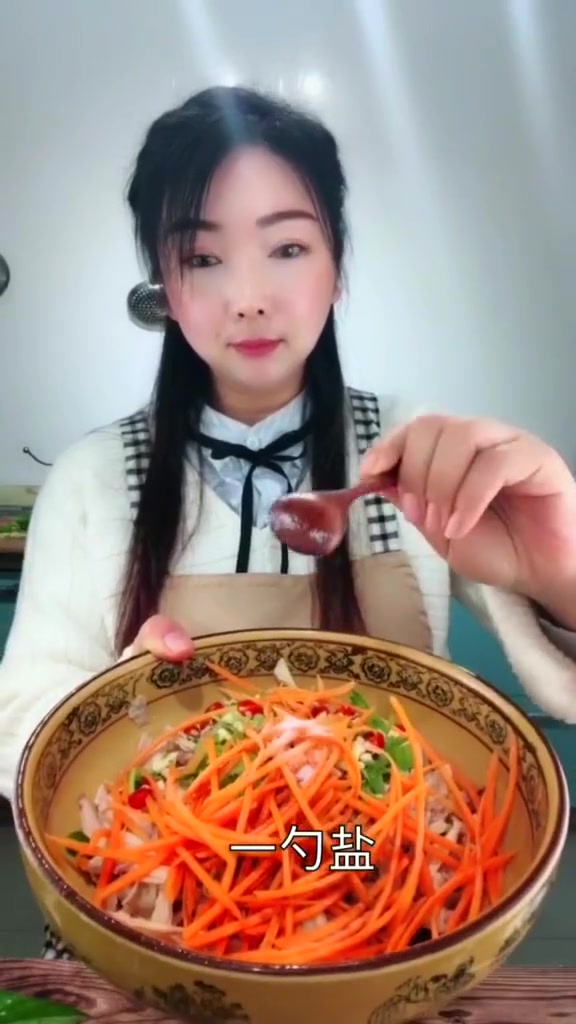 凉拌手撕鸡的简单做法,让人垂涎三尺,一盘不够吃
