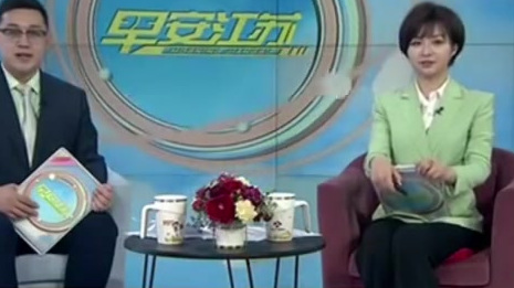 【男子无证驾驶录视频挑衅民警:我“酒驾”,想拘几天减肥】近日,江苏宿迁男子张某发了段边唱歌