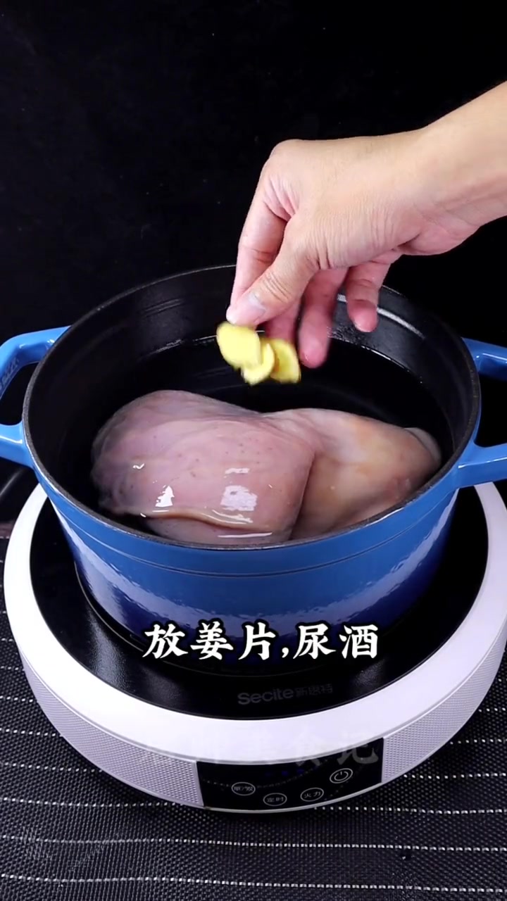 天气热了给大家炖个 猪肚汤老好喝了