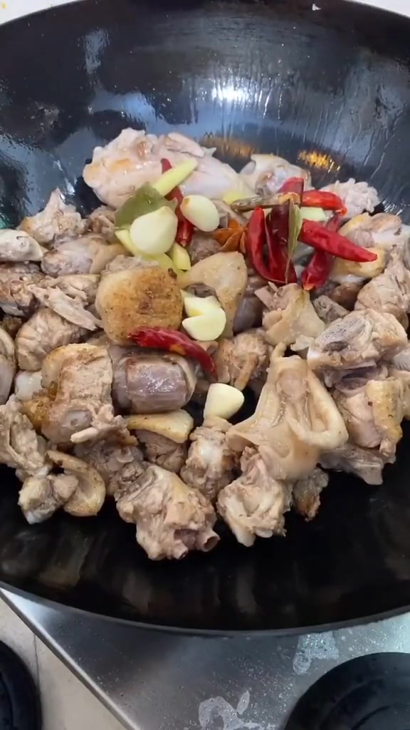 最经典的啤酒鸭做法,隔着屏幕都要流口水啦,太诱人了!