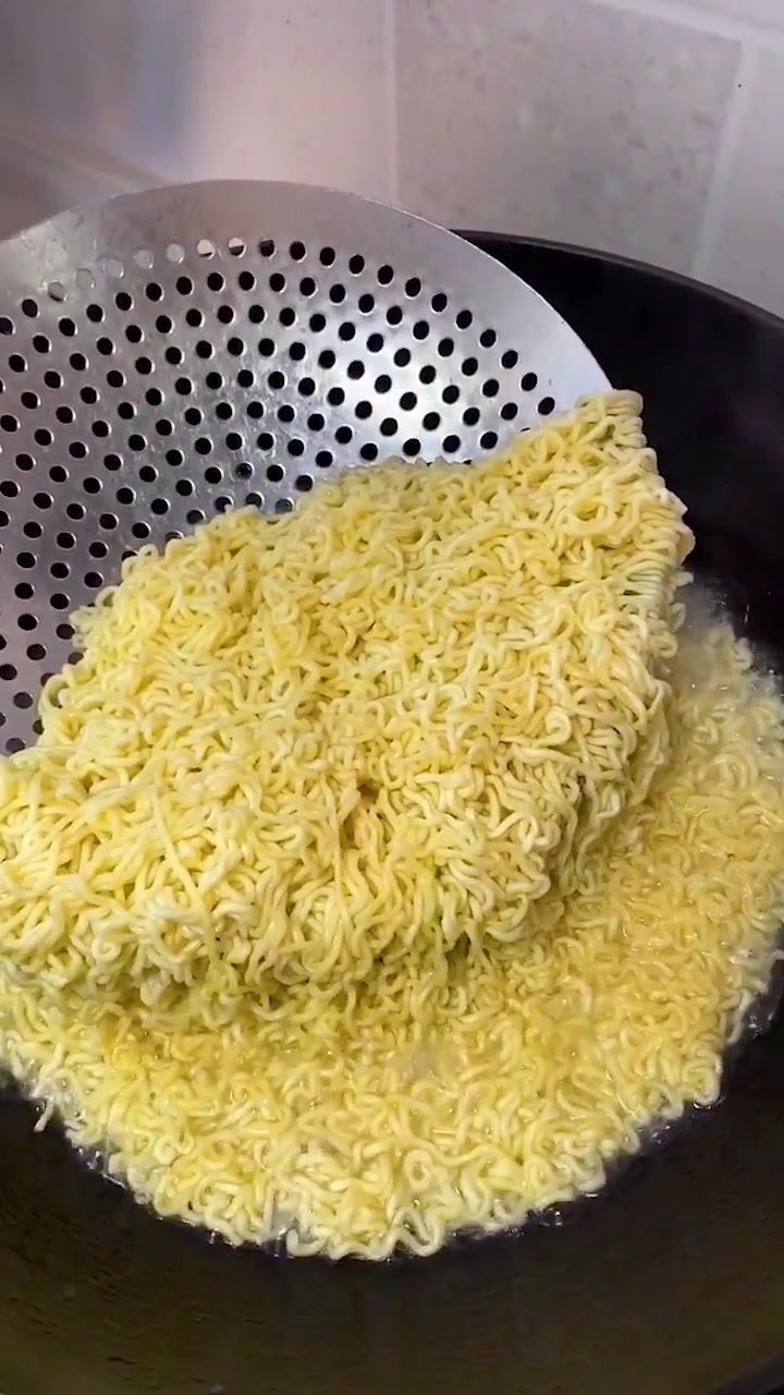 方便面这样做比煮的更好吃,快去试试吧!