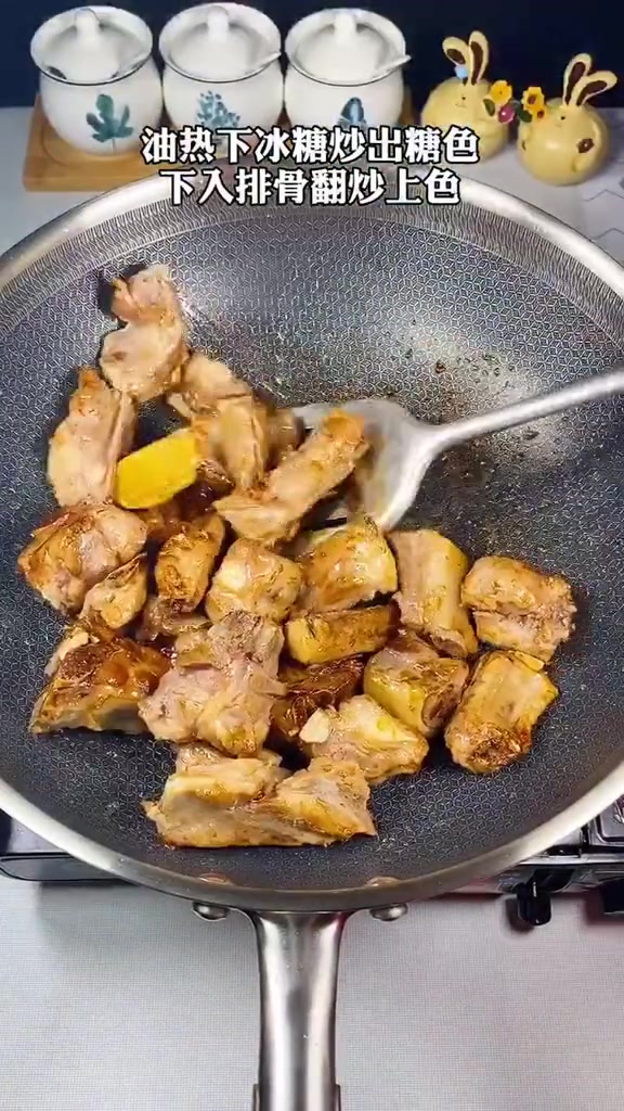 红烧排骨炖土豆最好吃的做法,肉质软烂又入味,记得多蒸米饭哦!