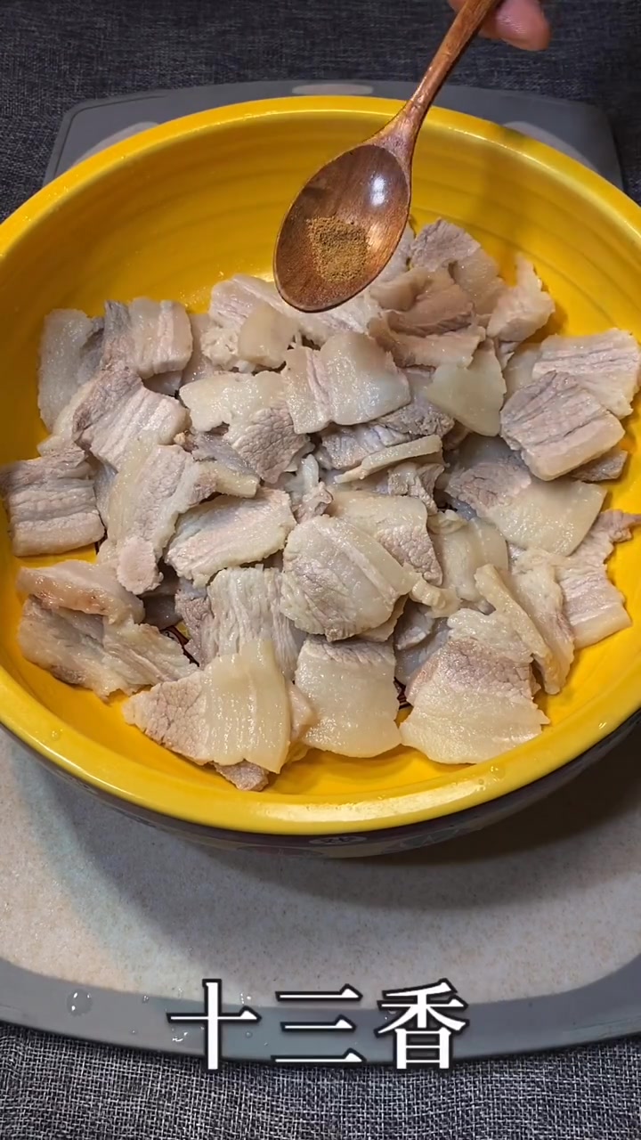 干炸五花肉,吃起来酥脆香口,真是太享受了