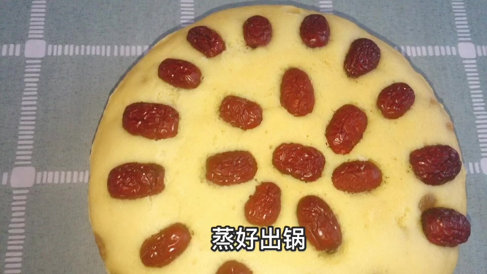 适当吃点粗粮有益身体健康,今天做了玉米面黄豆面和白面葡萄干大枣发糕,好看又好吃哦????#美食教