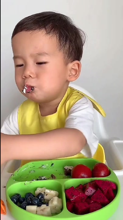 宝宝吃黑森林蛋糕,李子,蓝莓,香蕉,火龙果,吃的太好了!