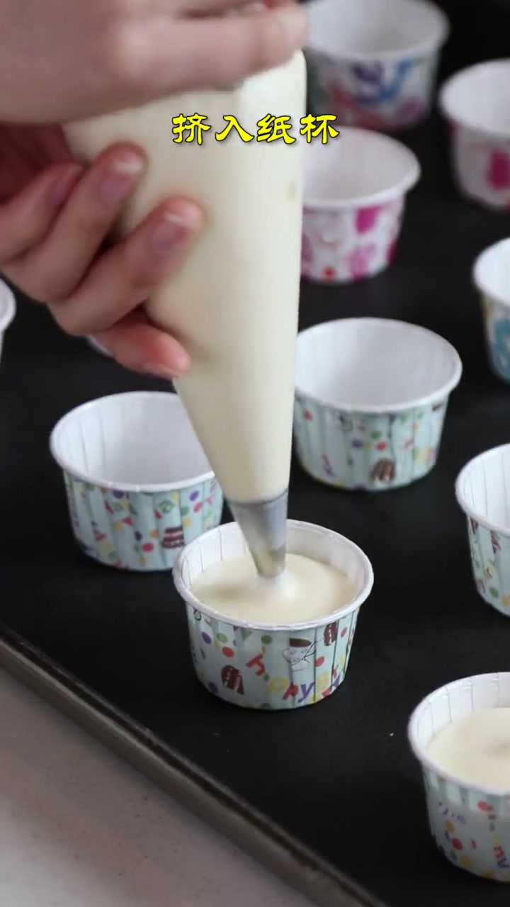 软萌软萌的鲜奶纸杯蛋糕