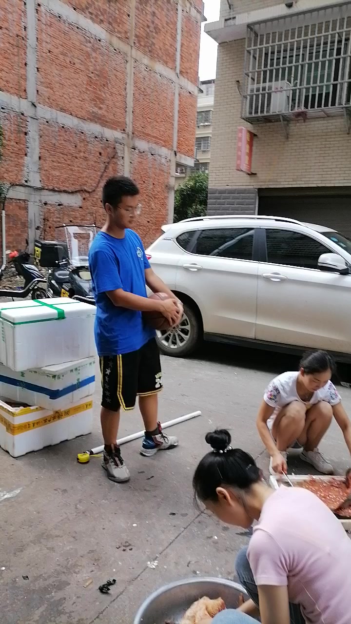 杀鱼杀鸡的两美女