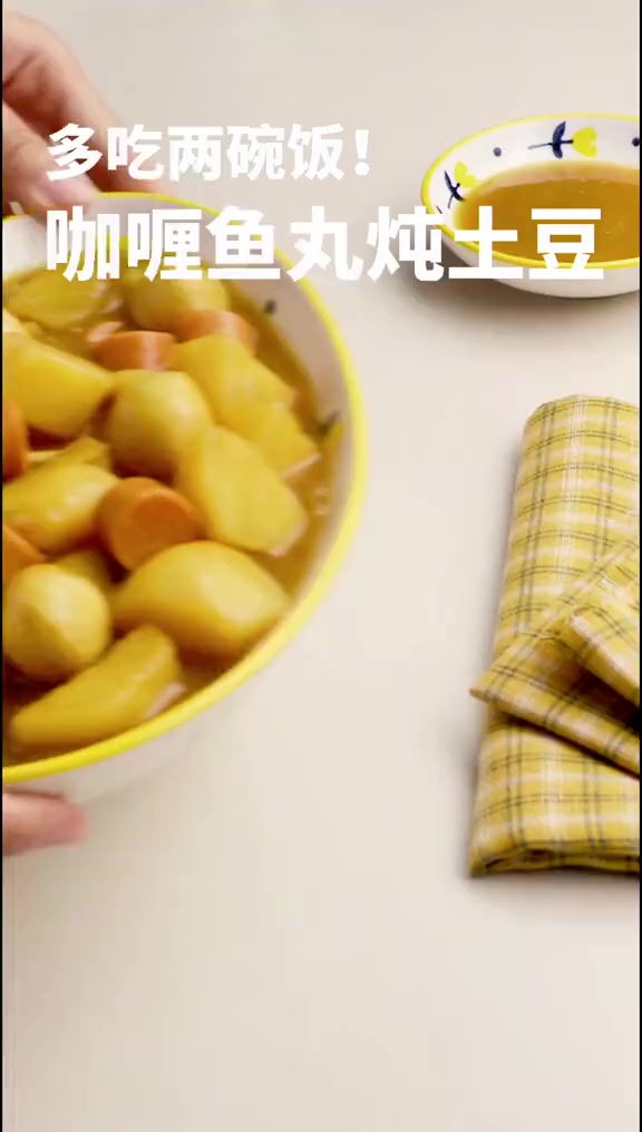 鱼丸不涮火锅,和土豆香肠煮一煮,汤汁拌饭最香!
