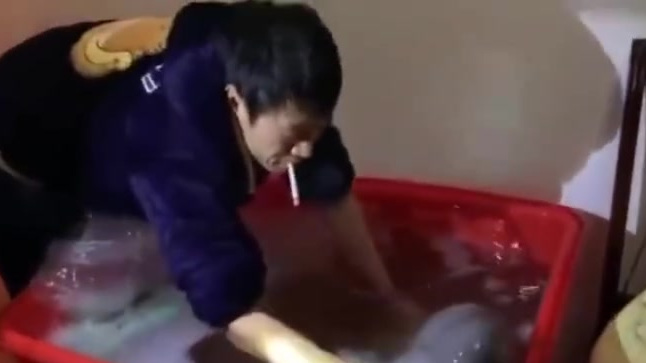 【男子菜场花千元买到江豚,忙打电话报警】19年12月16日,浙江温州,陈先生经过菜场时发现