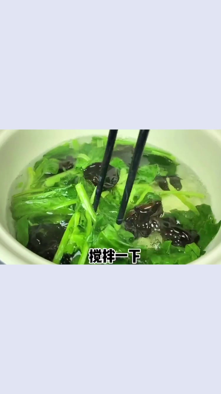 简单好做的菠菜木耳鸡蛋汤,能改善便秘促进肠道蠕动,快试试吧!