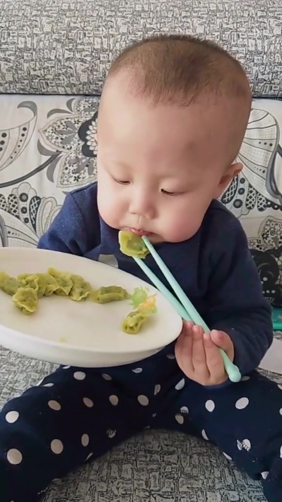 不知哪里得罪小祖宗了,一边吃饺子一边翻白眼,这眼神也真是醉了