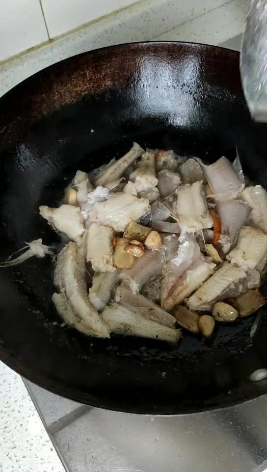老少皆宜,入口即化的家常菜“焖水电鱼”