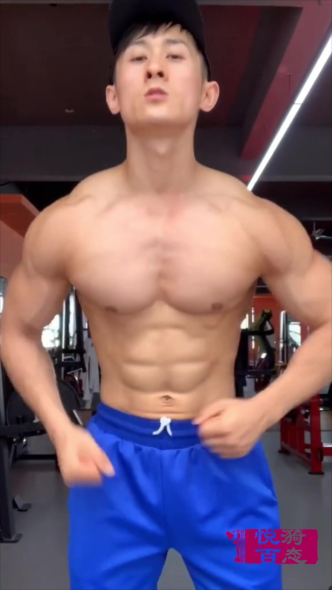 一身腱子肉的型男有能动的胸肌,八块腹肌和鲨鱼肌如刀刻