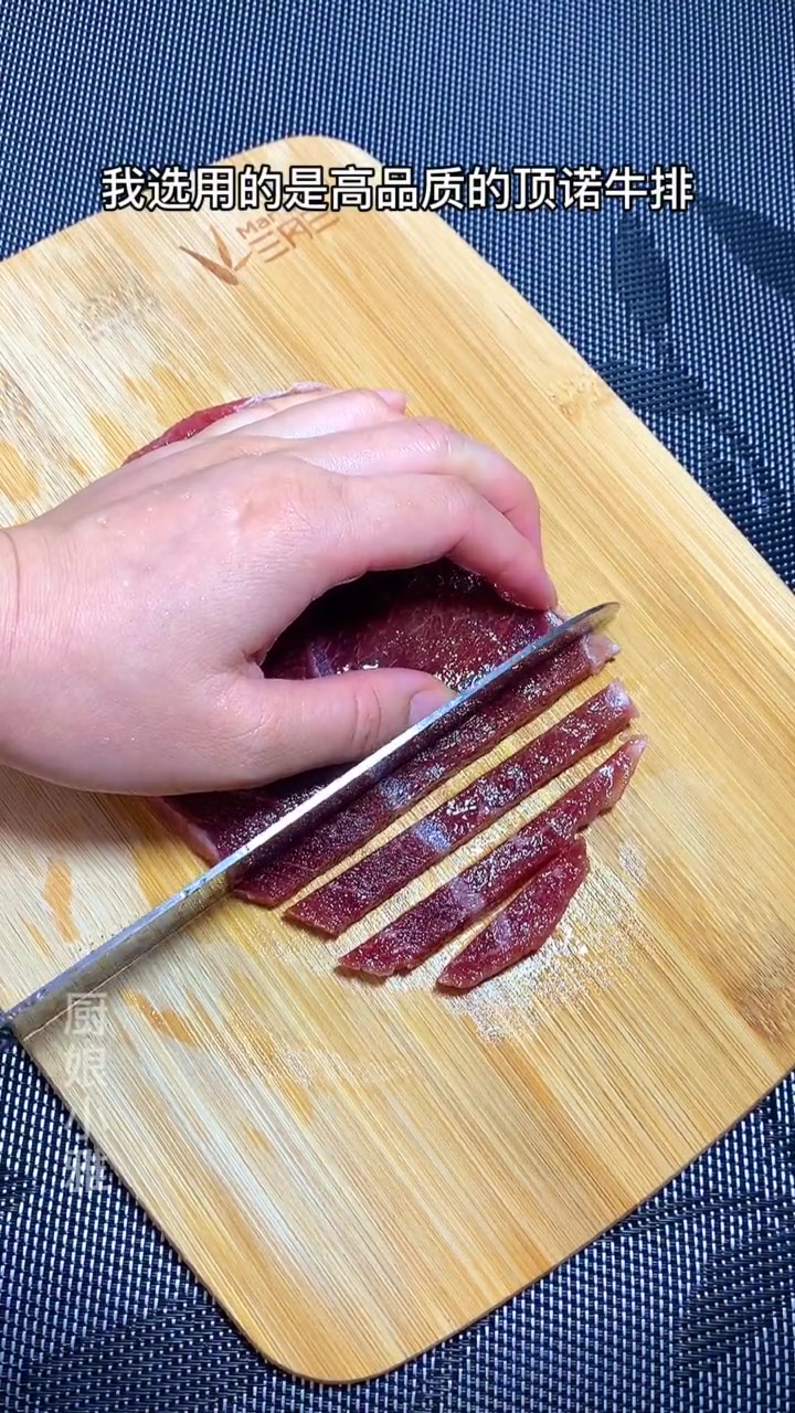 这样做出来的牛排炒意大利面绝对好吃,一点都不比外面买的差!