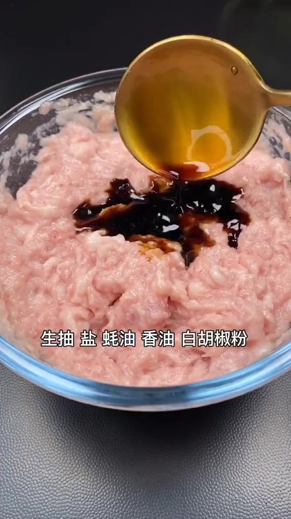 这样调的肉馅包包子.饺子.馄饨.做丸子都好吃,鲜嫩多汁而不柴哦!