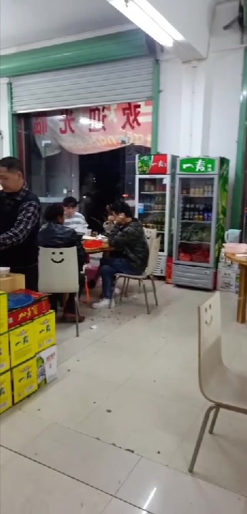 吃晚饭和吃夜宵一起。